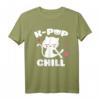 K-Pop & Chill T-Shirt mit niedlicher Kawaii Katze – Perfektes Geschenk für K-Pop Fans und Koreanische Pop Musik Liebhaber