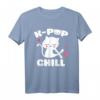 K-Pop & Chill T-Shirt mit niedlicher Kawaii Katze – Perfektes Geschenk für K-Pop Fans und Koreanische Pop Musik Liebhaber