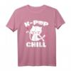 K-Pop & Chill T-Shirt mit niedlicher Kawaii Katze – Perfektes Geschenk für K-Pop Fans und Koreanische Pop Musik Liebhaber