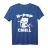 K-Pop & Chill T-Shirt mit niedlicher Kawaii Katze – Perfektes Geschenk für K-Pop Fans und Koreanische Pop Musik Liebhaber