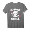 K-Pop & Chill T-Shirt mit niedlicher Kawaii Katze – Perfektes Geschenk für K-Pop Fans und Koreanische Pop Musik Liebhaber