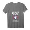 Damen T-Shirt mit Spruch 'Ich höre K-Pop und trinke Bubble Tea' - Lustiges Panda K-Pop Merchandise mit V-Ausschnitt