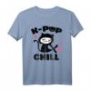 K-Pop and Chill mit niedlicher Kawaii Katze T-Shirt – Perfektes Geschenk für K-Pop Fans und Liebhaber koreanischer Musik