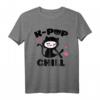 K-Pop and Chill mit niedlicher Kawaii Katze T-Shirt – Perfektes Geschenk für K-Pop Fans und Liebhaber koreanischer Musik