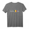 Rumänisches Flaggen T-Shirt mit Herzlinie – Stolz Rumänien tragen, perfektes Geschenk für Rumänien-Fans