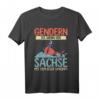 Lustiges T-Shirt mit Spruch 'Gendern ist wenn der Sachse mit dem Boot umkippt' – Witziges Outfit für Sachsen- und Ostdeutschland-Fans, perfekte Geschenkidee zum Geburtstag oder Weihnachten