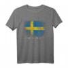 Schwedische Flagge T-Shirt - Klassisch geschnitten mit doppelt genähtem Saum, perfekt für Schweden-Fans und Nationalstolz
