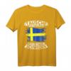 Tausche Arbeitsplatz gegen Hütte in Schweden T-Shirt – Perfekte Reisebekleidung für Schwedenurlaub und Outdoor-Abenteuer