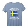 Tausche Arbeitsplatz gegen Hütte in Schweden T-Shirt – Perfekte Reisebekleidung für Schwedenurlaub und Outdoor-Abenteuer
