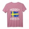 Tausche Arbeitsplatz gegen Hütte in Schweden T-Shirt – Perfekte Reisebekleidung für Schwedenurlaub und Outdoor-Abenteuer