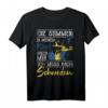 Die Stimmen in meinem Kopf sagen ich muss nach Schweden T-Shirt – Humorvolles Statement-Shirt mit klassischem Schnitt