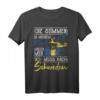 Die Stimmen in meinem Kopf sagen ich muss nach Schweden T-Shirt – Humorvolles Statement-Shirt mit klassischem Schnitt