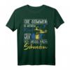 Die Stimmen in meinem Kopf sagen ich muss nach Schweden T-Shirt – Humorvolles Statement-Shirt mit klassischem Schnitt