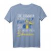 Die Stimmen in meinem Kopf sagen ich muss nach Schweden T-Shirt – Humorvolles Statement-Shirt mit klassischem Schnitt