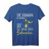 Die Stimmen in meinem Kopf sagen ich muss nach Schweden T-Shirt – Humorvolles Statement-Shirt mit klassischem Schnitt