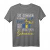 Die Stimmen in meinem Kopf sagen ich muss nach Schweden T-Shirt – Humorvolles Statement-Shirt mit klassischem Schnitt