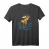 Elch mit Blaubeeren Shirt – Skandinavisches Souvenir & Geschenk aus Norwegen, Schweden & Finnland