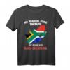 Keine Therapie - Ich muss nur nach Südafrika T-Shirt mit Flagge – Perfektes Geschenk für Südafrika Liebhaber und Reisende