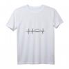Damen Trabi T-Shirt Herzschlag - Kultauto Trabi Shirt für Trabantfahrer mit V-Ausschnitt, perfektes Geschenk für DDR- und Ostauto-Fans